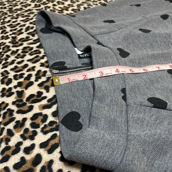 H&M Grey Hearts 🖤 Skater Skirt Medium Pleated Stretch Zipper Black Prep Summer - Picture 9 of 12